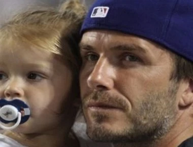 Ο Ν. Μπέκαμ φιλάει στο στόμα την 5χρονη κόρη του και προκαλεί διχασμό (φωτο - βίντεο)